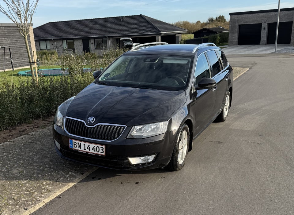 Skoda Octavia 1,6 TDi 105 Elegance Combi DSG 5d