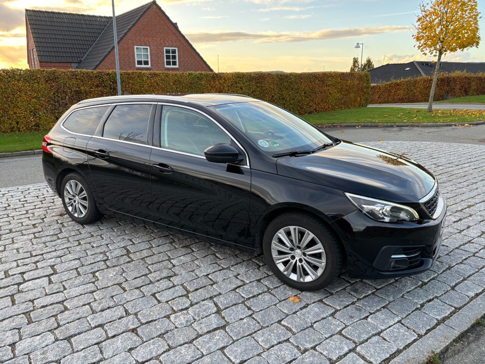 Peugeot 308 1,5 BlueHDi 130 Selection Sky SW 5d