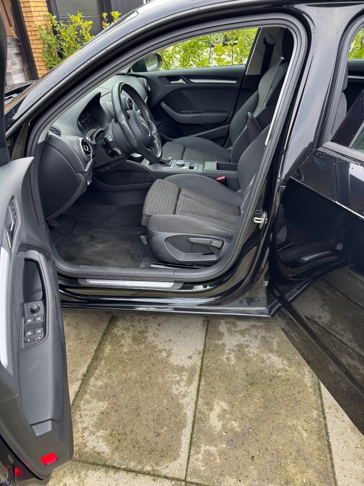 Audi A3 2,0 TDi 150 Ambiente Sportback 5d