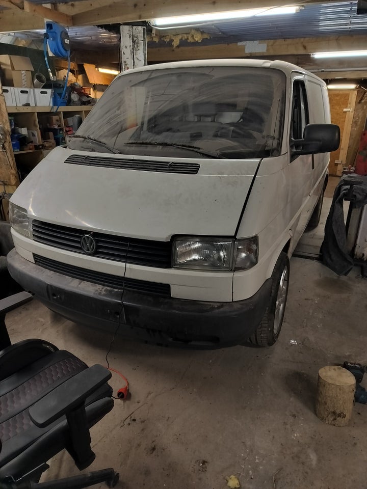 VW Transporter 2,4 D Kassevogn kort 4d
