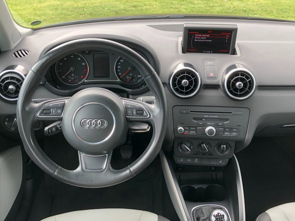 Audi A1 1,4 TFSi 122 Attraction Sportback 5d