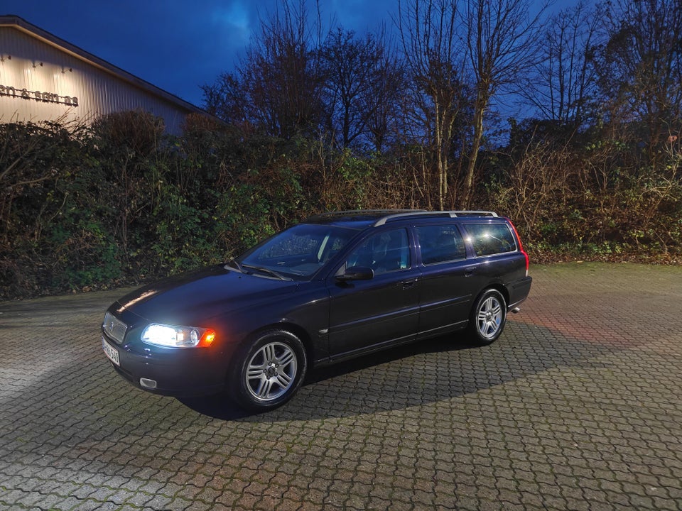 Volvo V70 2,4 T5 Momentum aut. 5d