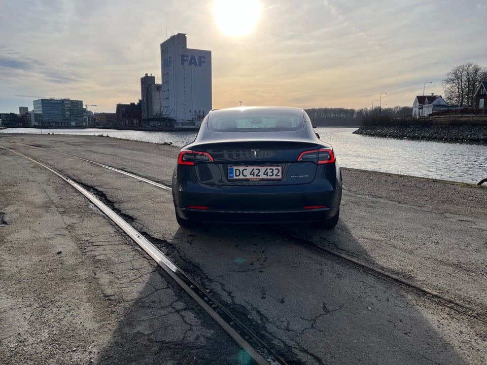 Tesla Model 3 Long Range AWD 4d