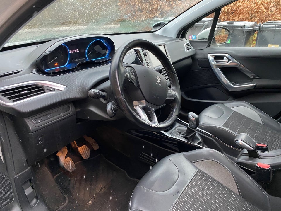 Peugeot 2008 1,2 e-THP 110 Selection Sky 5d