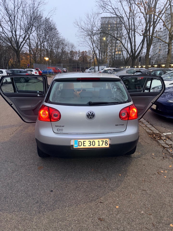 VW Golf V 1,6 FSi Tiptr. 5d