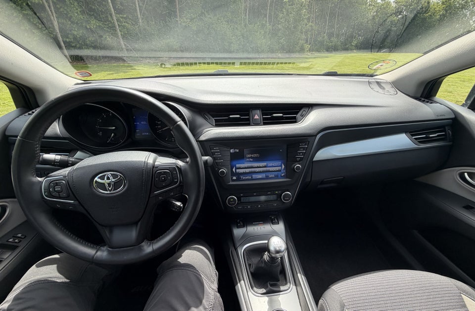 Toyota Avensis 1,8 VVT-i T2 Premium Touring Sports 5d