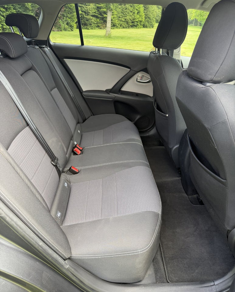 Toyota Avensis 1,8 VVT-i T2 Premium Touring Sports 5d