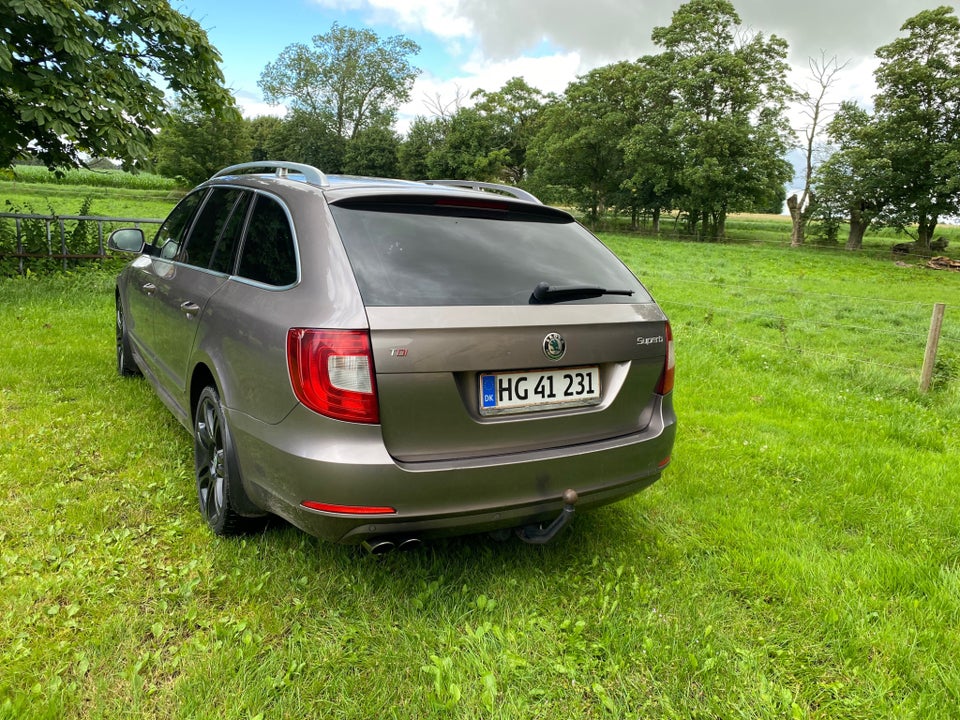 Skoda Superb 2,0 TDi 170 Elegance Combi DSG 5d