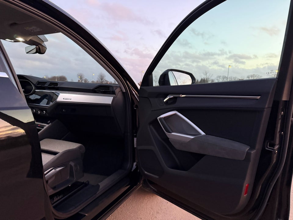 Audi Q3 45 TFSi e Attitude plus S-tr. 5d