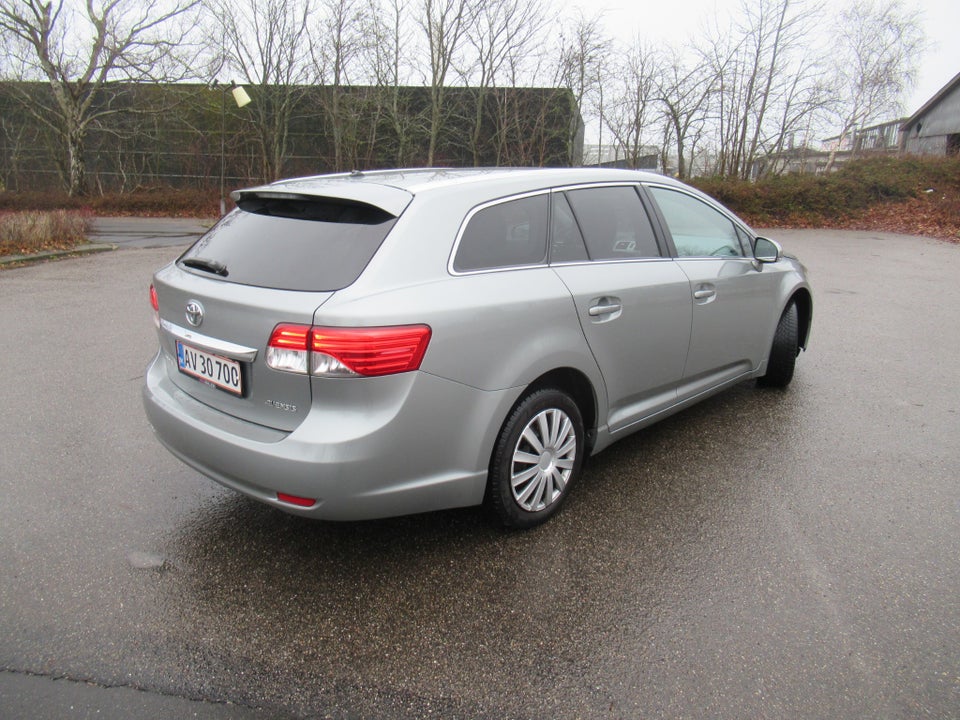 Toyota Avensis 1,8 VVT-i T2 Premium stc. 5d