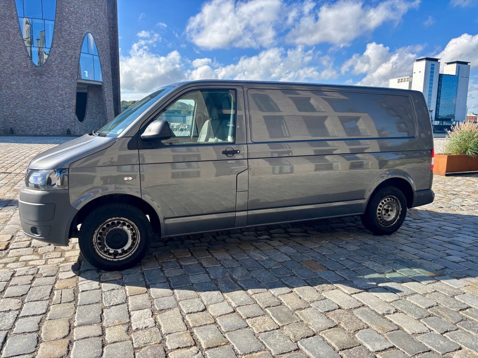 VW Transporter 2,0 TDi 102 Kassevogn lang
