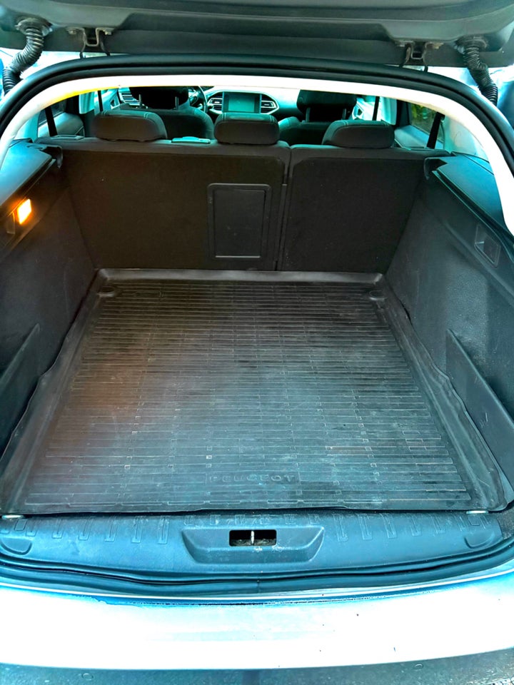 Peugeot 308 1,5 BlueHDi 130 Allure+ Sky SW 5d