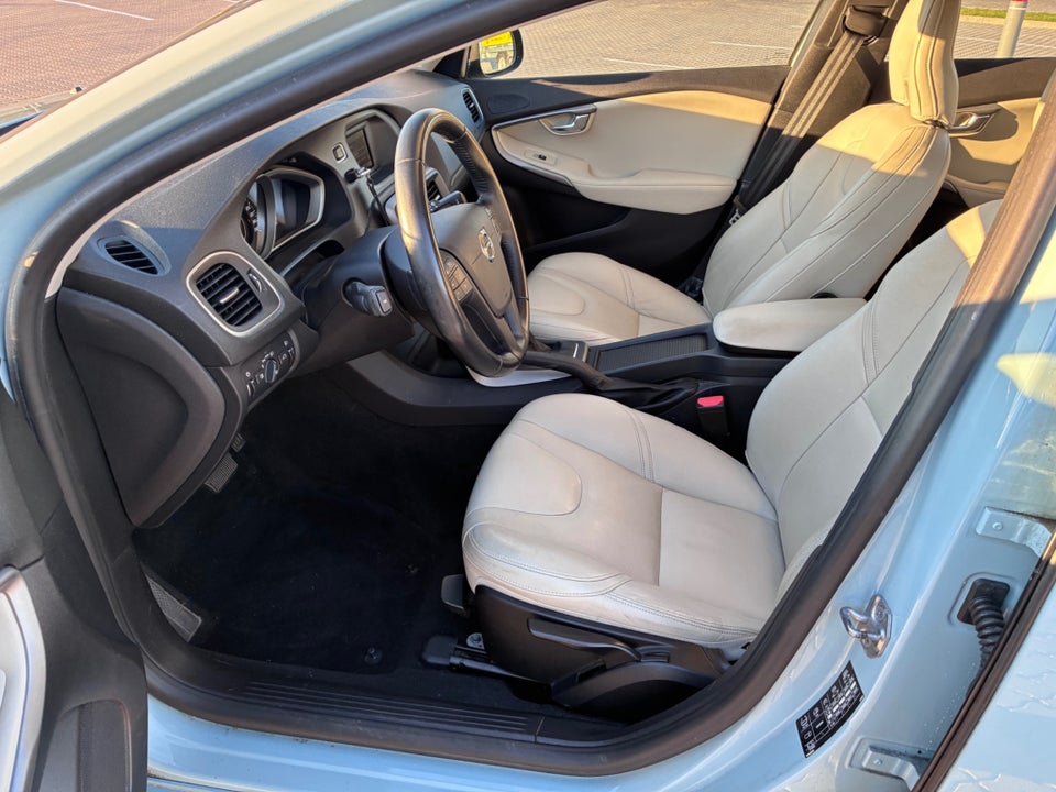 Volvo V40 2,0 D2 120 Business Summum 5d