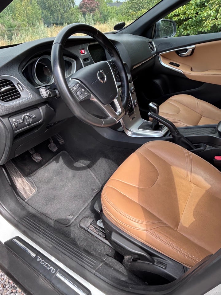 Volvo V40 CC 2,0 T3 152 Momentum 5d