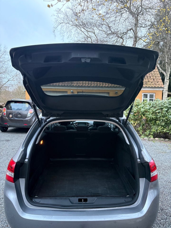 Peugeot 308 1,5 BlueHDi 130 Allure+ Sky SW 5d