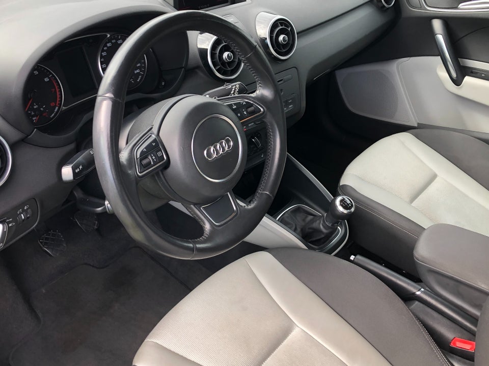 Audi A1 1,4 TFSi 122 Attraction Sportback 5d