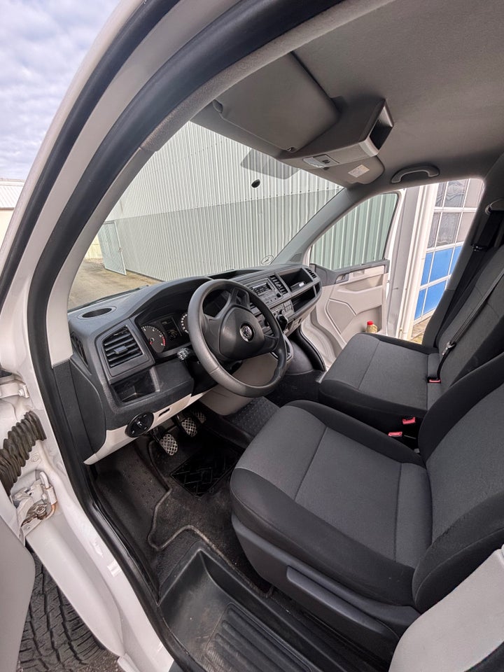 VW Transporter 2,0 TDi 102 Kassevogn kort
