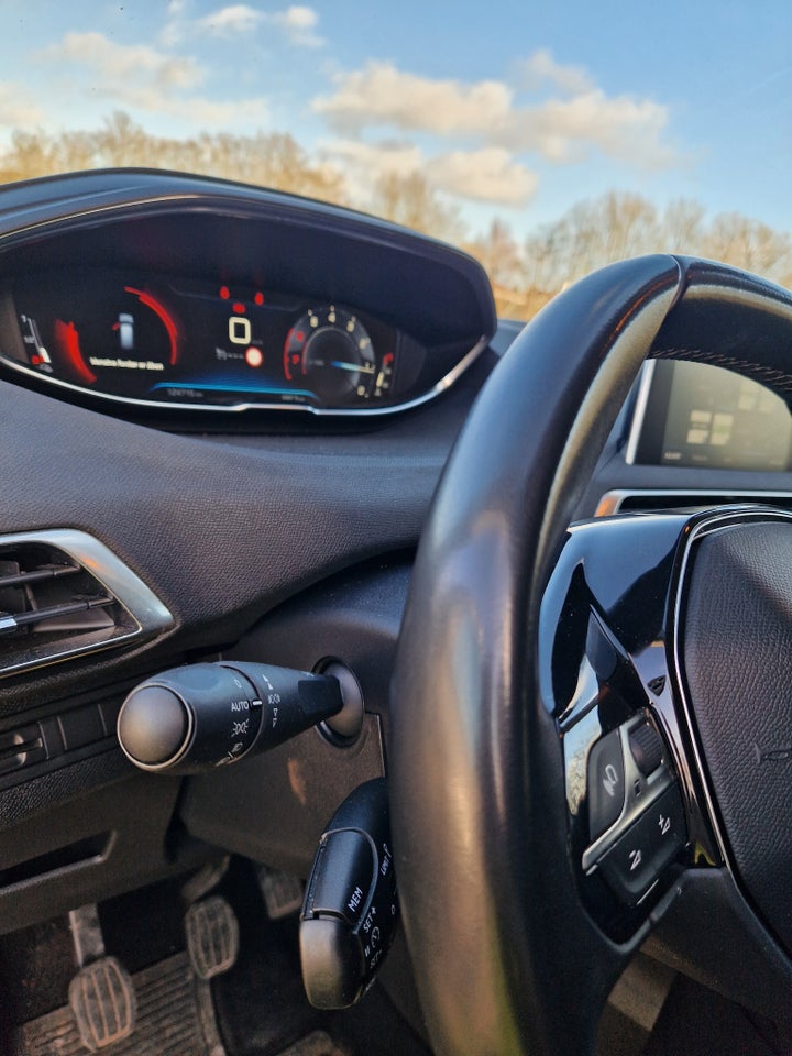 Peugeot 5008 1,2 PureTech 130 Allure 7prs 5d