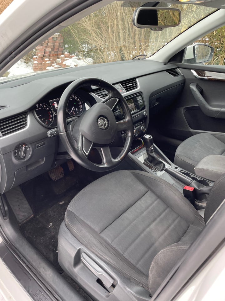 Skoda Octavia 1,6 TDi 105 Ambition Combi DSG 5d