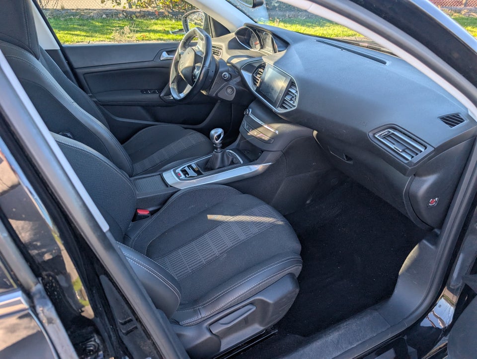 Peugeot 308 1,2 e-THP 130 Selection Sky SW 5d