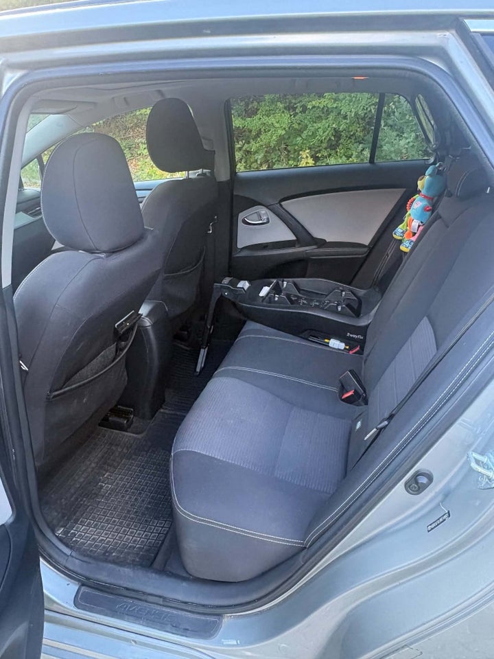 Toyota Avensis 1,8 VVT-i T2 Premium Touring Sports 5d