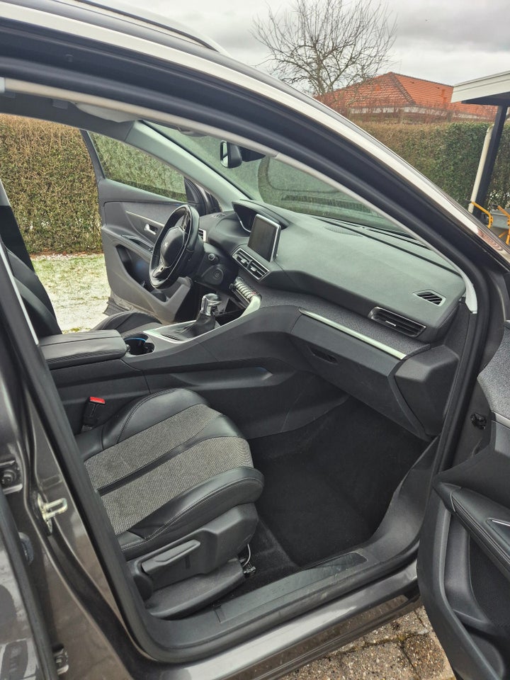 Peugeot 5008 1,2 e-THP 130 Allure 7prs 5d