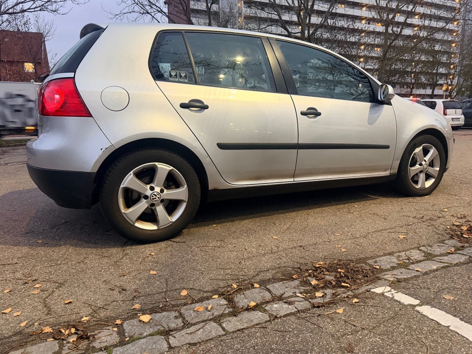 VW Golf V 1,6 FSi Tiptr. 5d