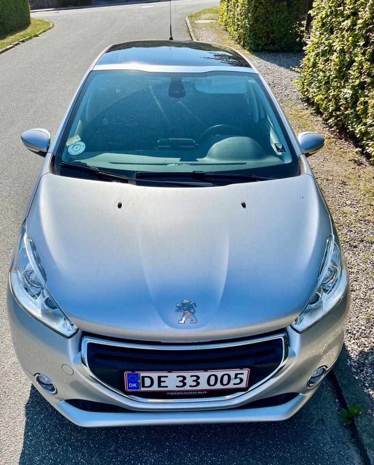 Peugeot 208 1,2 VTi Allure Sky 5d