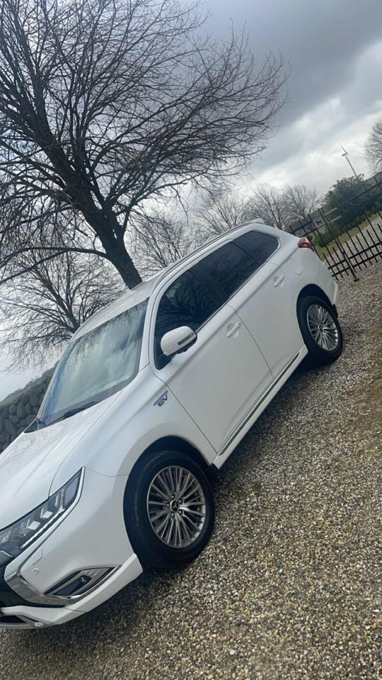 Mitsubishi Outlander 2,4 PHEV Luxury CVT 4WD 5d