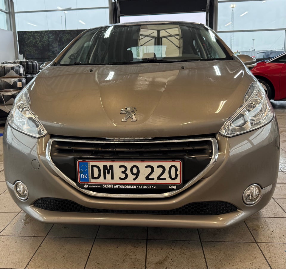 Peugeot 208 1,2 VTi Allure Sky 5d