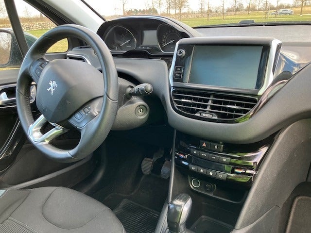 Peugeot 208 1,2 VTi Allure Sky 5d