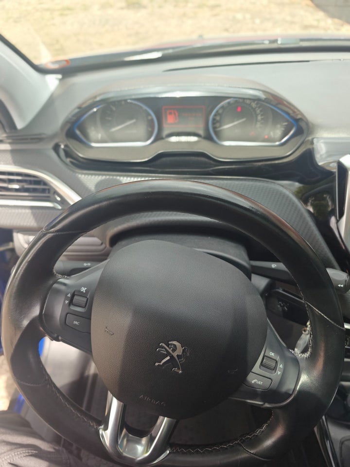 Peugeot 2008 1,2 PureTech 130 Allure Sky 5d
