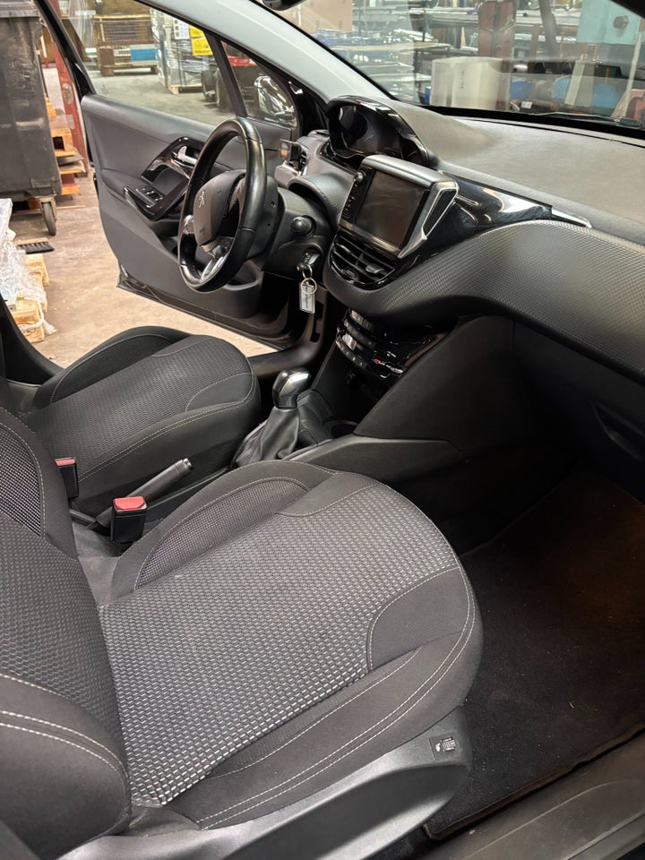 Peugeot 208 1,2 PureTech 82 Selection Sky 5d