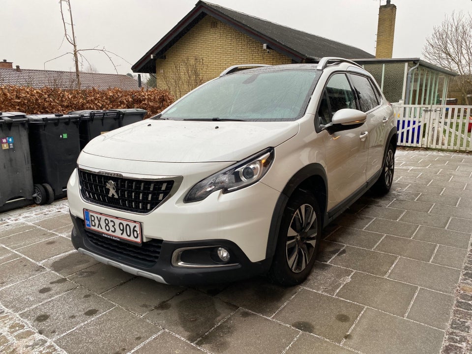 Peugeot 2008 1,2 e-THP 110 Selection Sky 5d