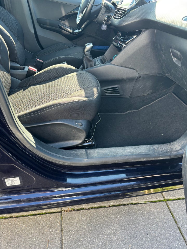 Peugeot 208 1,2 PureTech 82 Allure Sky 5d