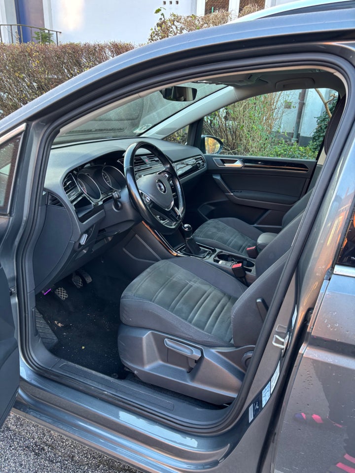 VW Touran 1,6 TDi 115 Highline 7prs 5d