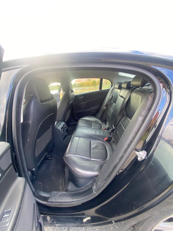 Jaguar XE 2,0 D180 Prestige aut. 4d