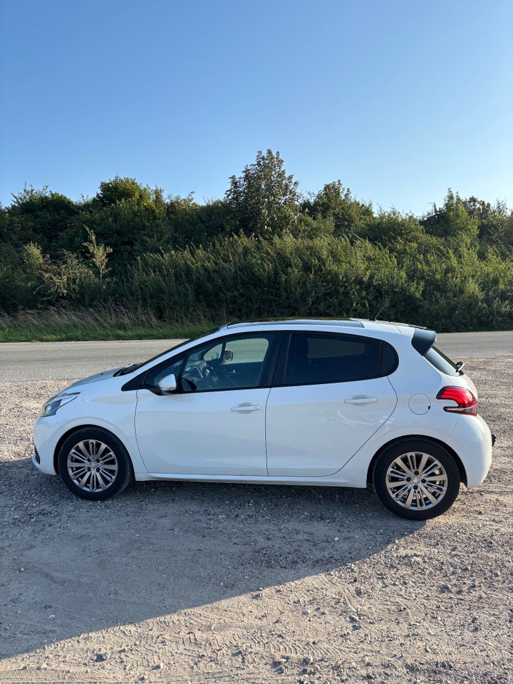 Peugeot 208 1,6 BlueHDi 100 Chili Sky 5d