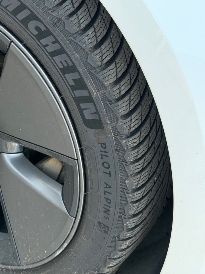 Tesla Model 3 Long Range AWD 4d