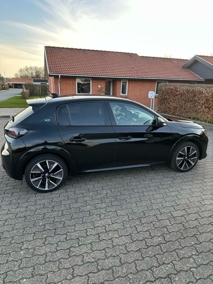 Peugeot e-208 50 GT Sky 5d