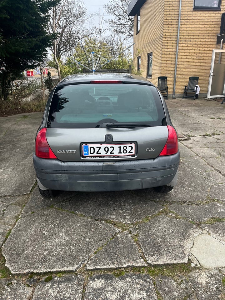 Renault Clio II 1,6 iS 5d