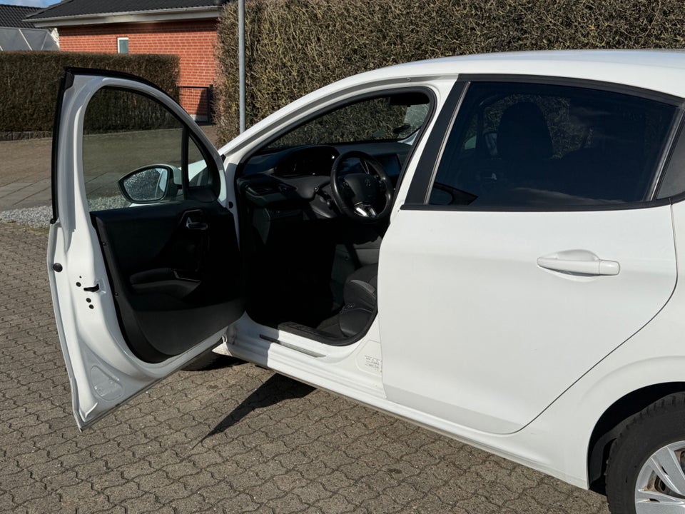 Peugeot 208 1,2 VTi 82 Active Navigator 5d