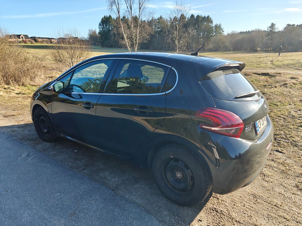 Peugeot 208 1,2 PureTech 82 Allure Sky 5d