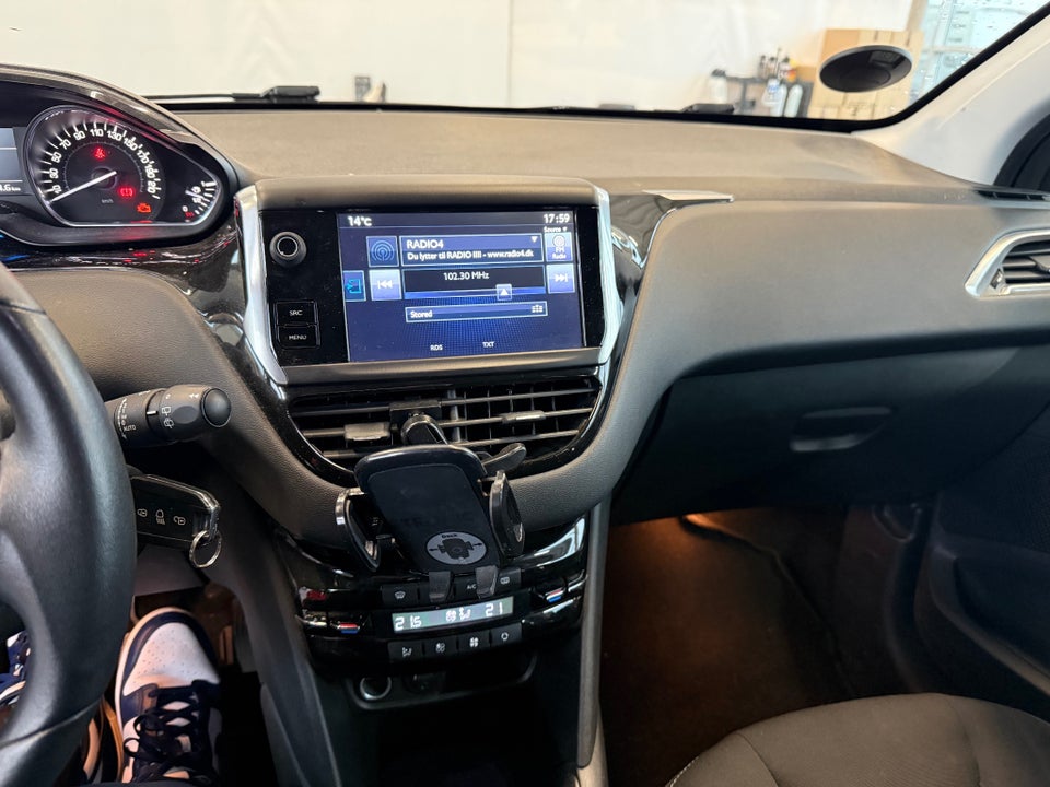 Peugeot 208 1,2 VTi Allure Sky 5d