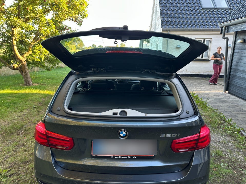 BMW 320i 2,0 Touring Executive aut. 5d