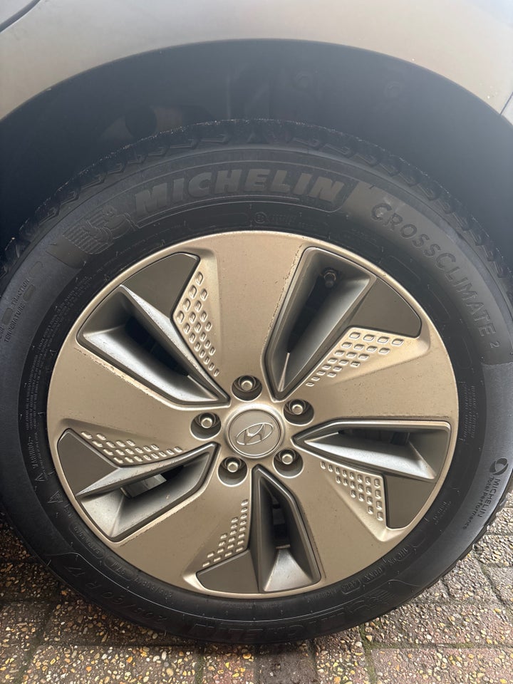 Hyundai Kona 64 EV Essential 5d