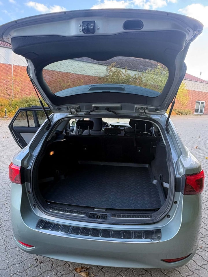 Toyota Avensis 1,8 VVT-i T2 Premium Touring Sports 5d