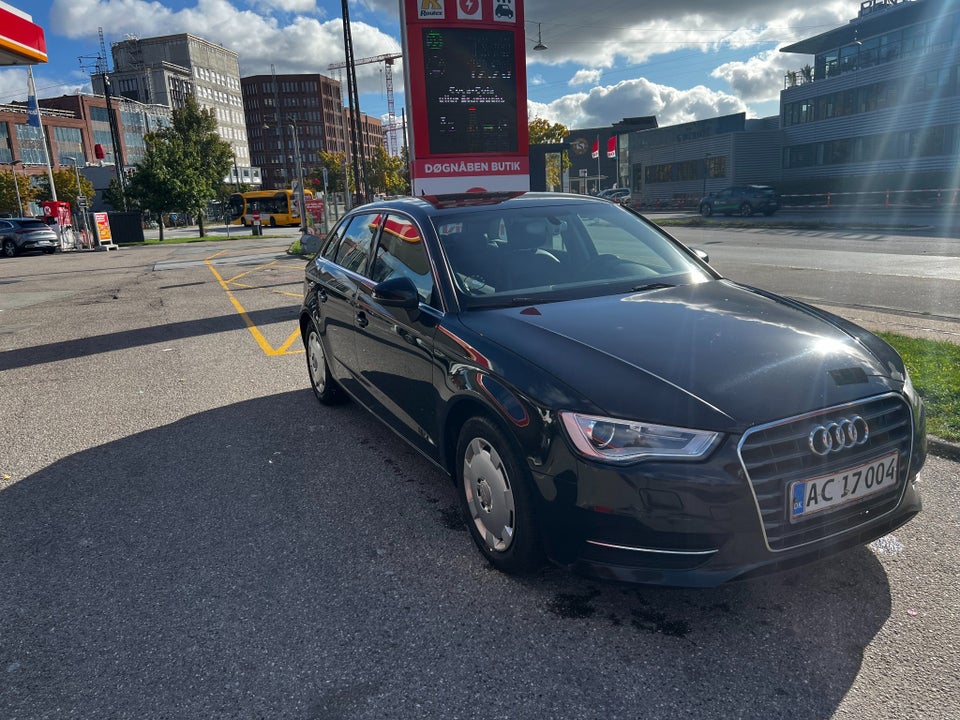 Audi A3 1,6 TDi 110 Attraction Sportback 5d