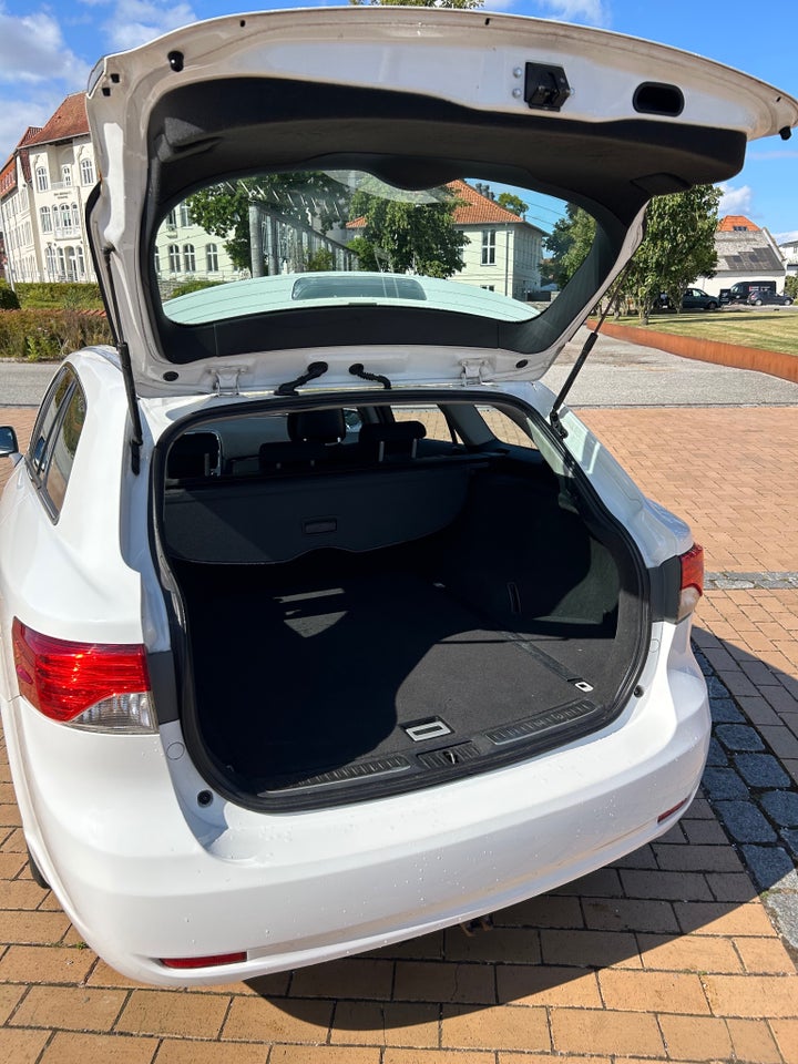 Toyota Avensis 2,0 D-4D T1 stc. 5d