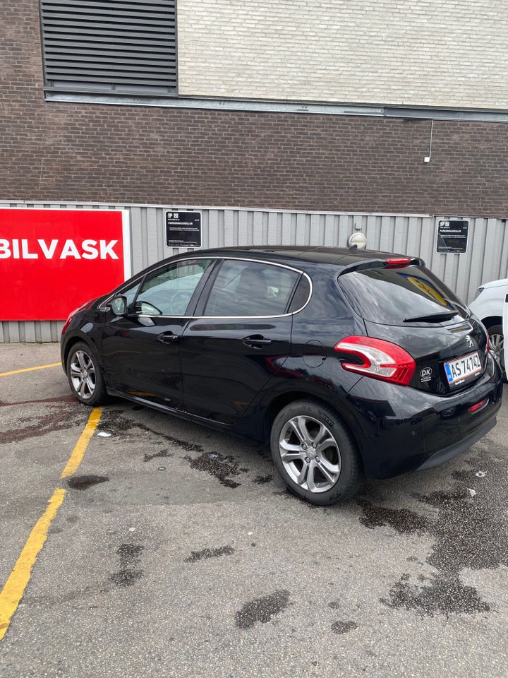 Peugeot 208 1,2 VTi Allure Sky 5d